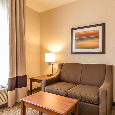 Comfort Suites Richmond Bagian luar foto