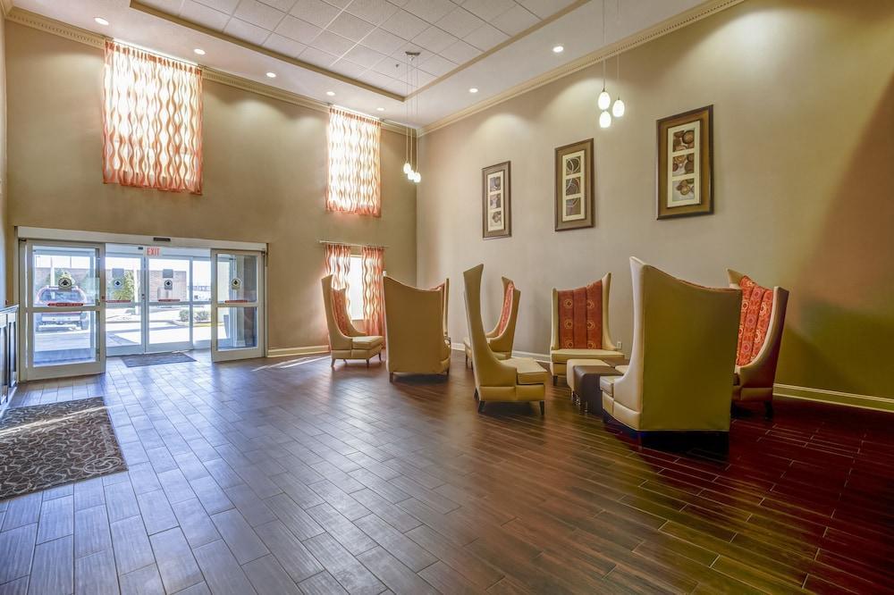 Comfort Suites Richmond Bagian luar foto