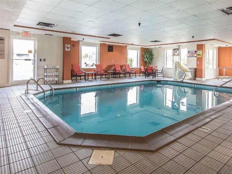Comfort Suites Richmond Bagian luar foto