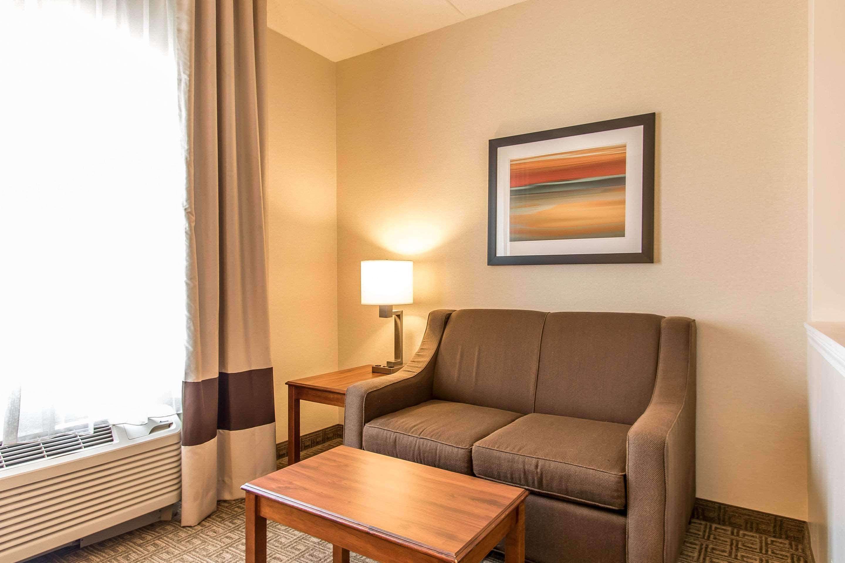 Comfort Suites Richmond Bagian luar foto