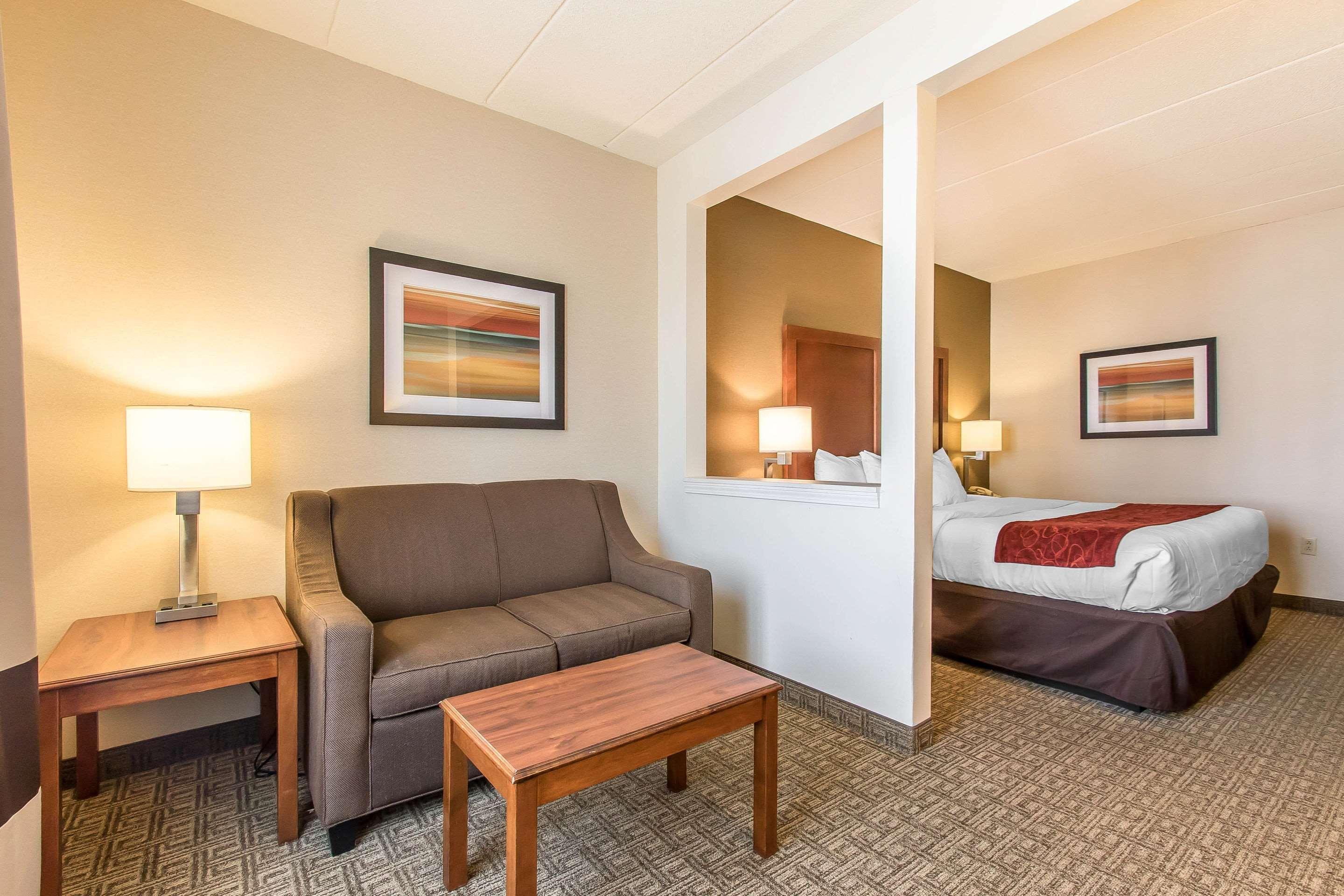 Comfort Suites Richmond Bagian luar foto