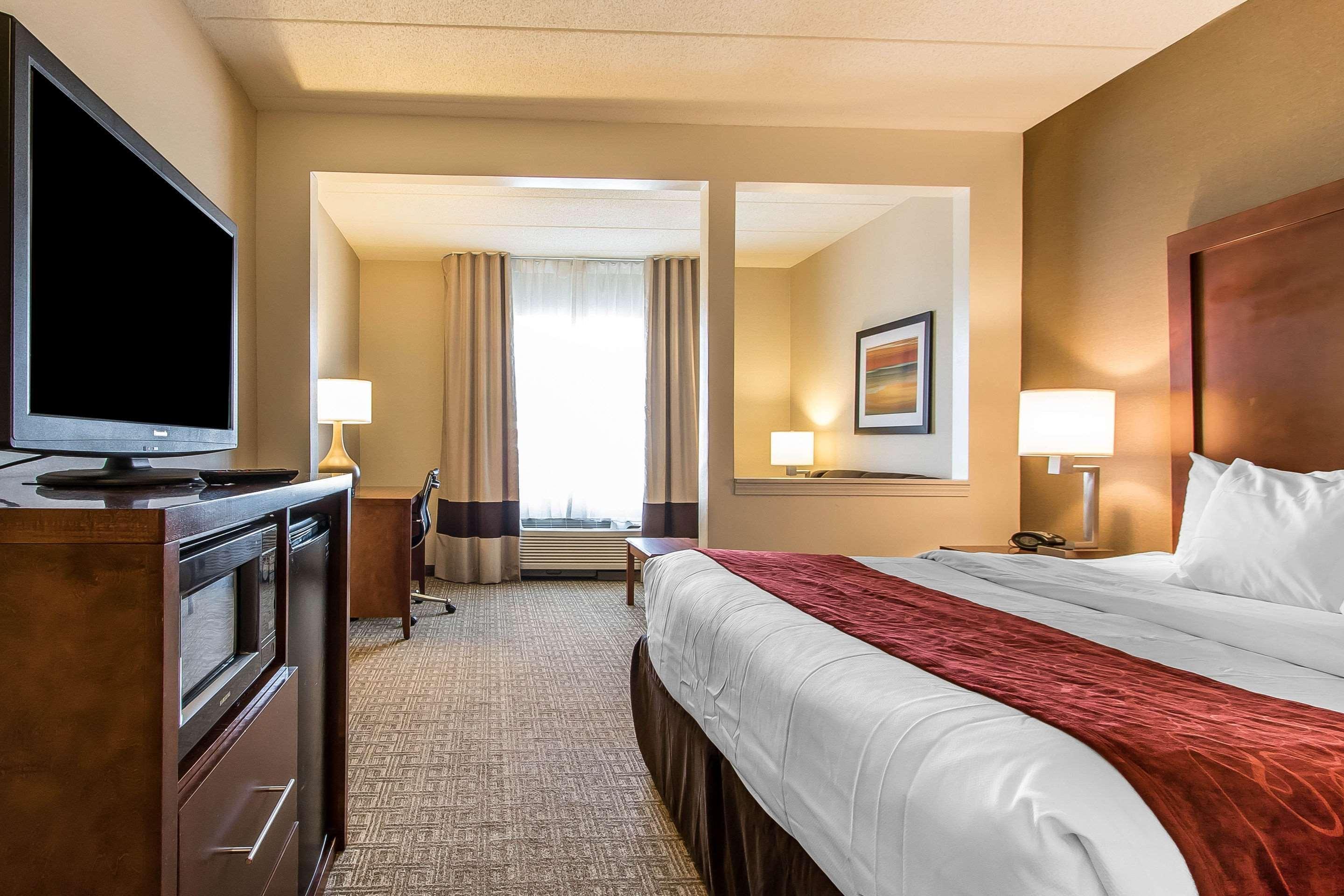 Comfort Suites Richmond Bagian luar foto