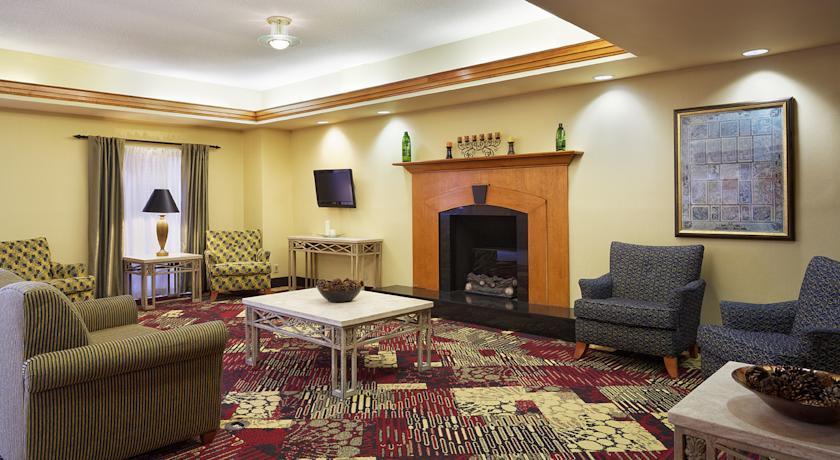 Comfort Suites Richmond Bagian luar foto