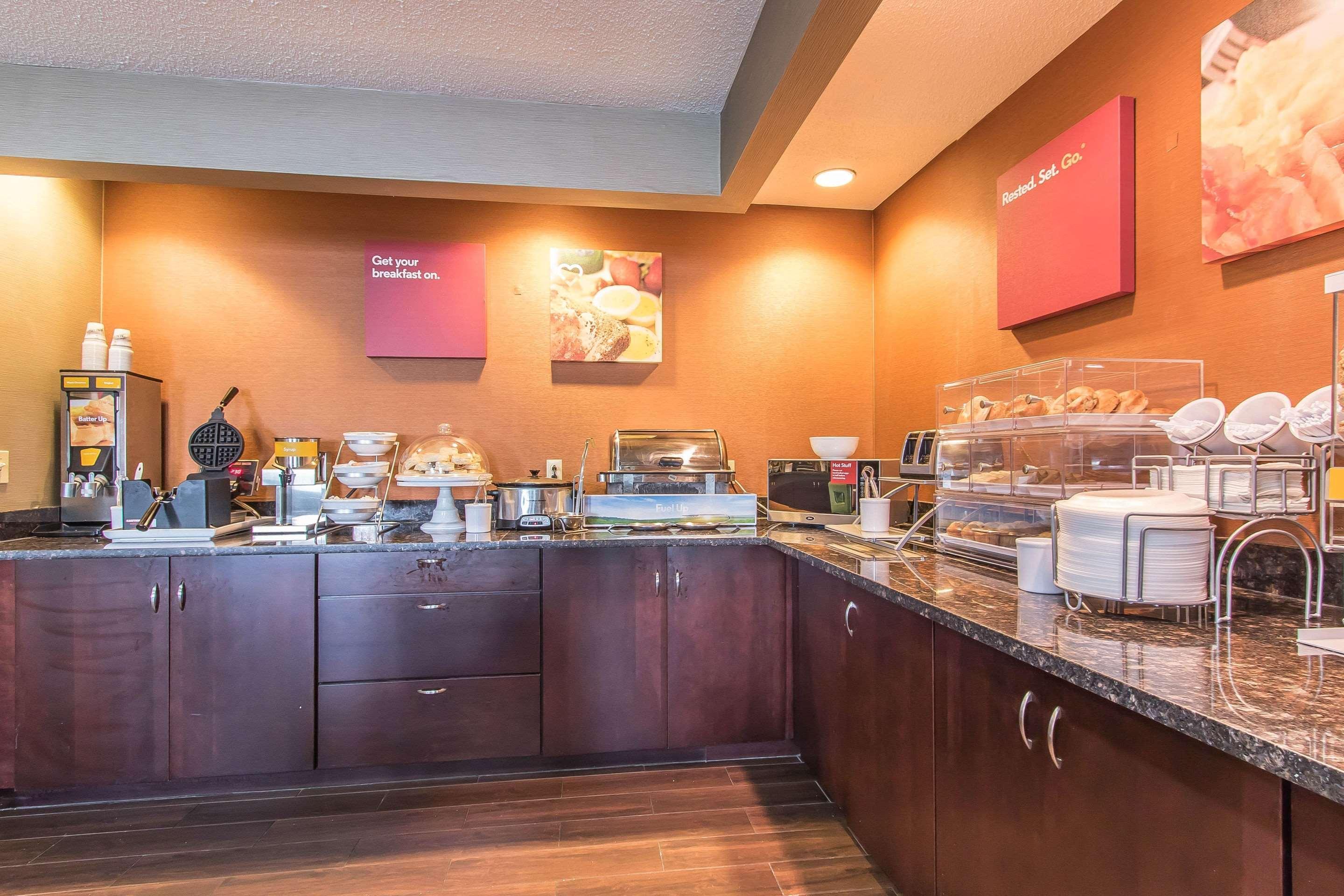 Comfort Suites Richmond Bagian luar foto