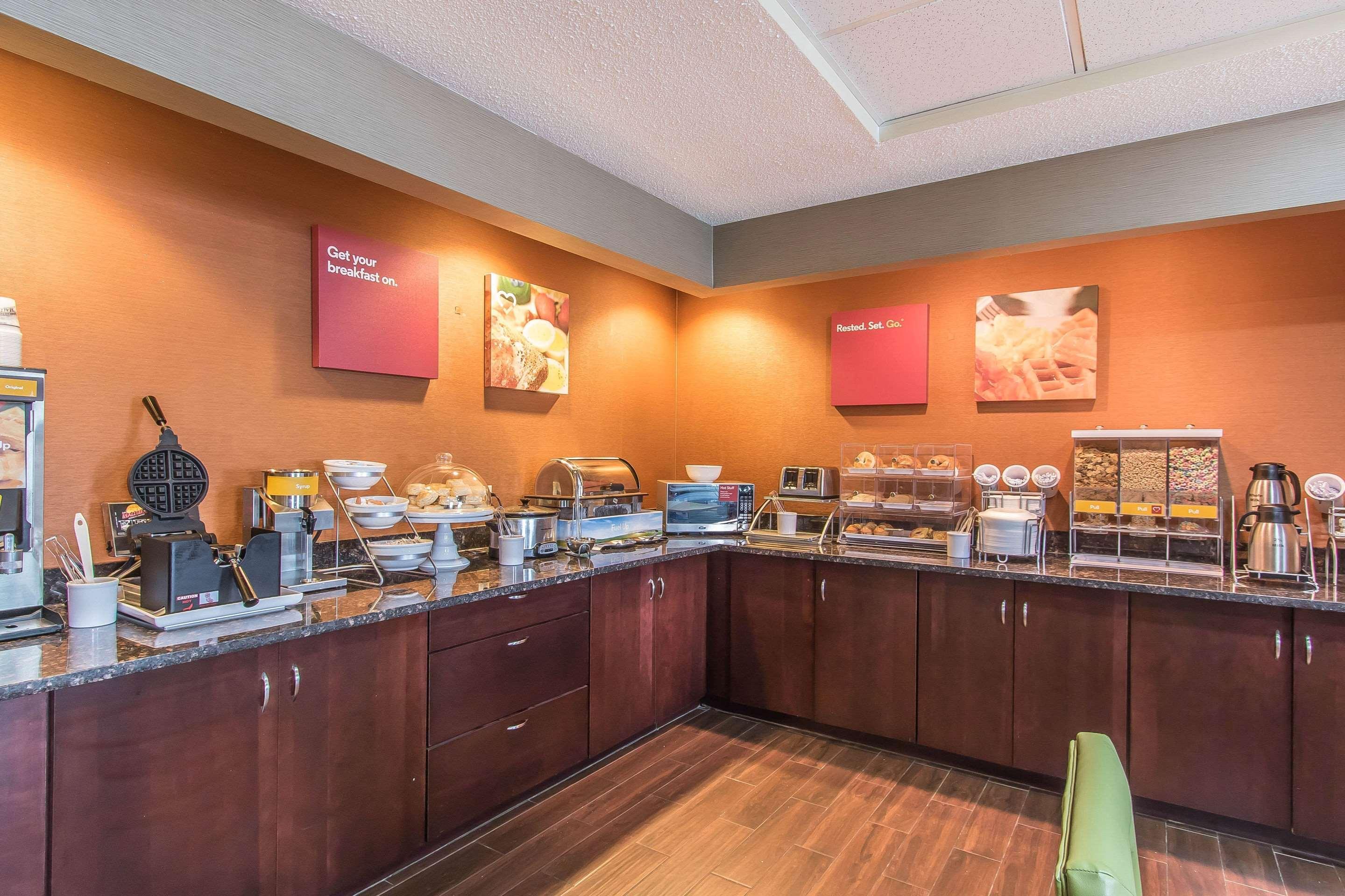 Comfort Suites Richmond Bagian luar foto