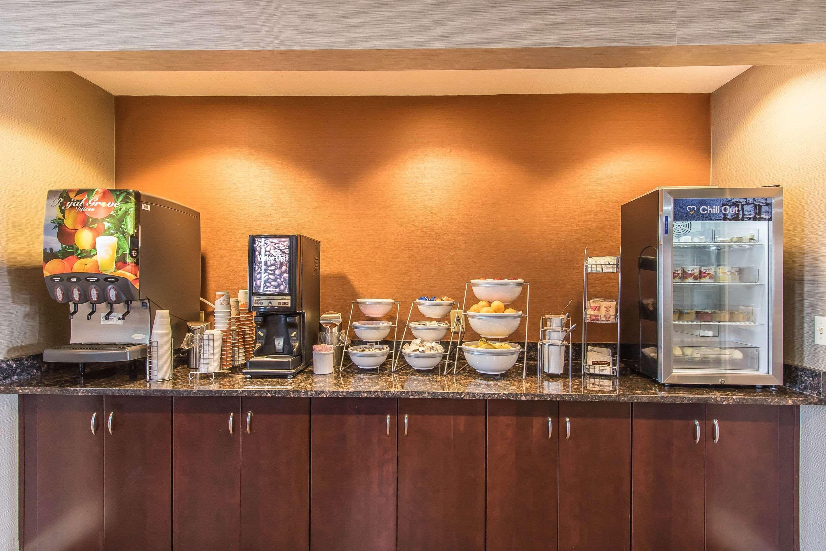 Comfort Suites Richmond Bagian luar foto