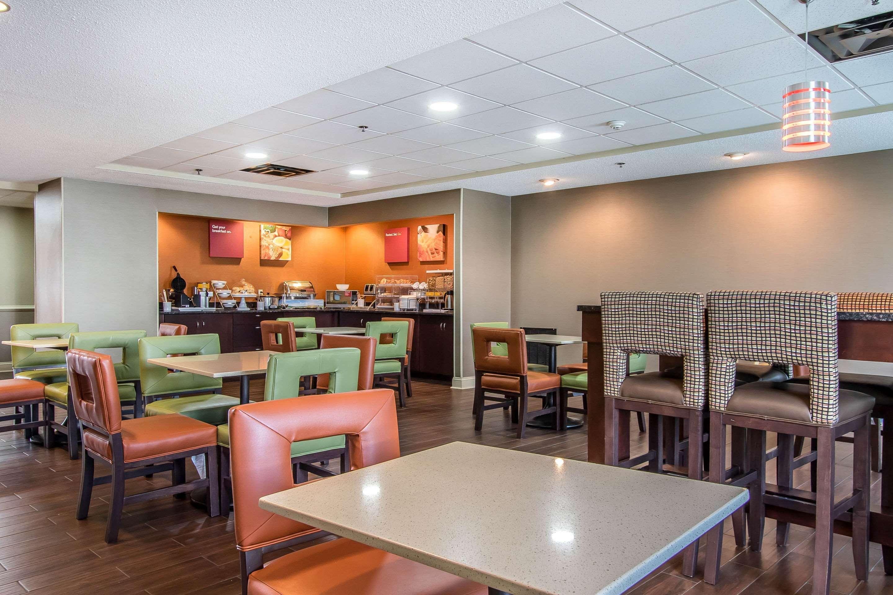 Comfort Suites Richmond Bagian luar foto
