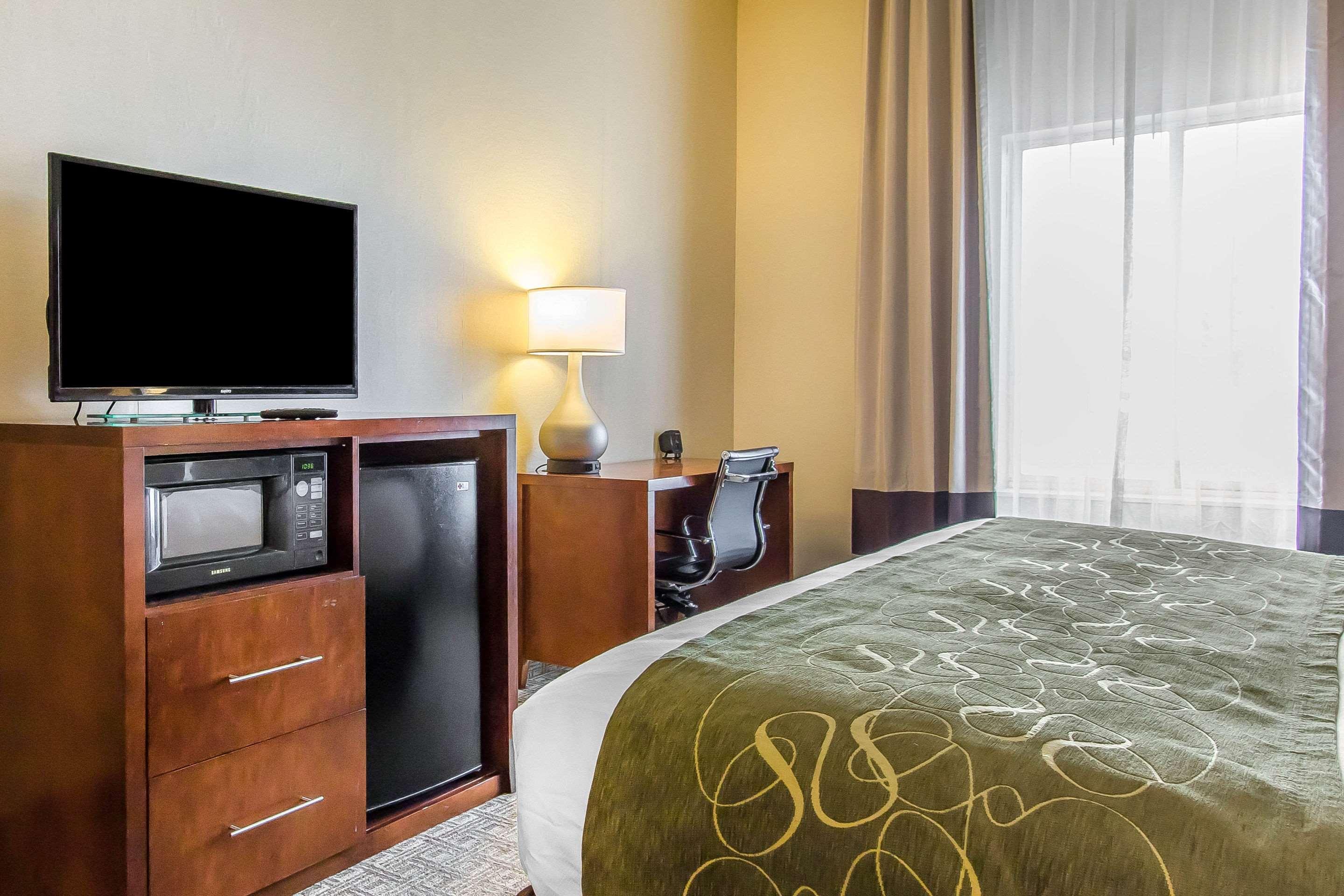 Comfort Suites Richmond Bagian luar foto