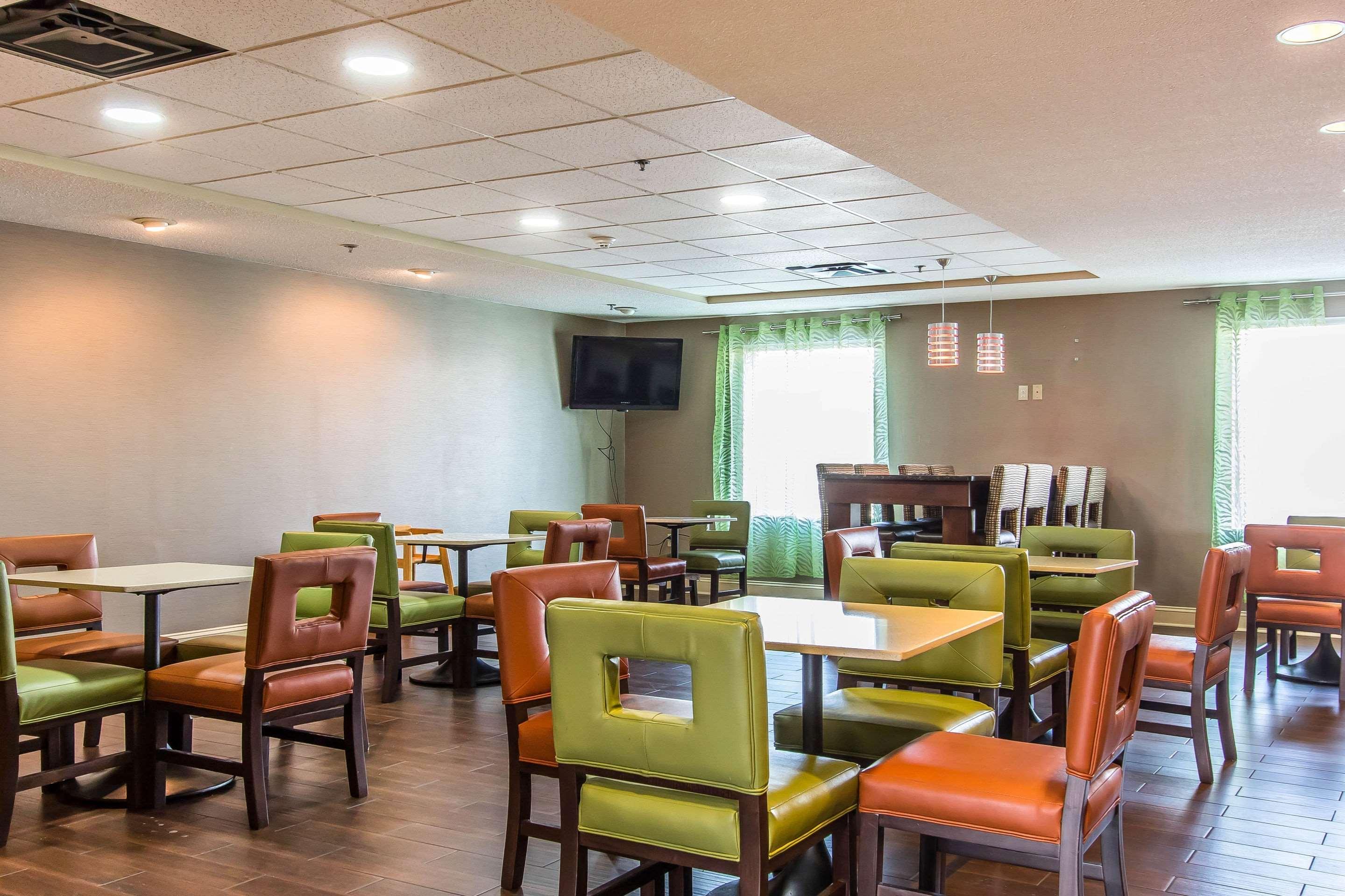 Comfort Suites Richmond Bagian luar foto
