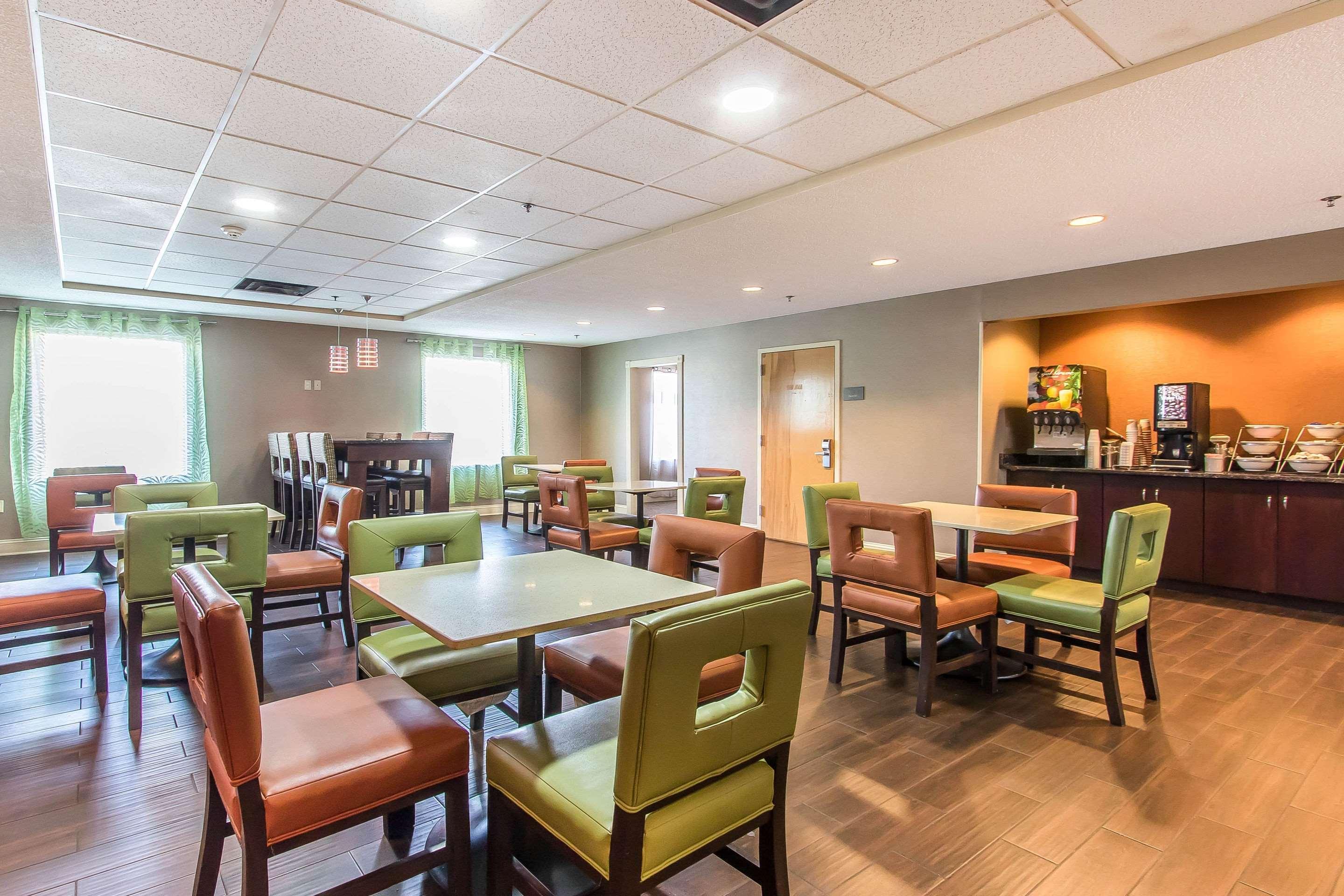 Comfort Suites Richmond Bagian luar foto