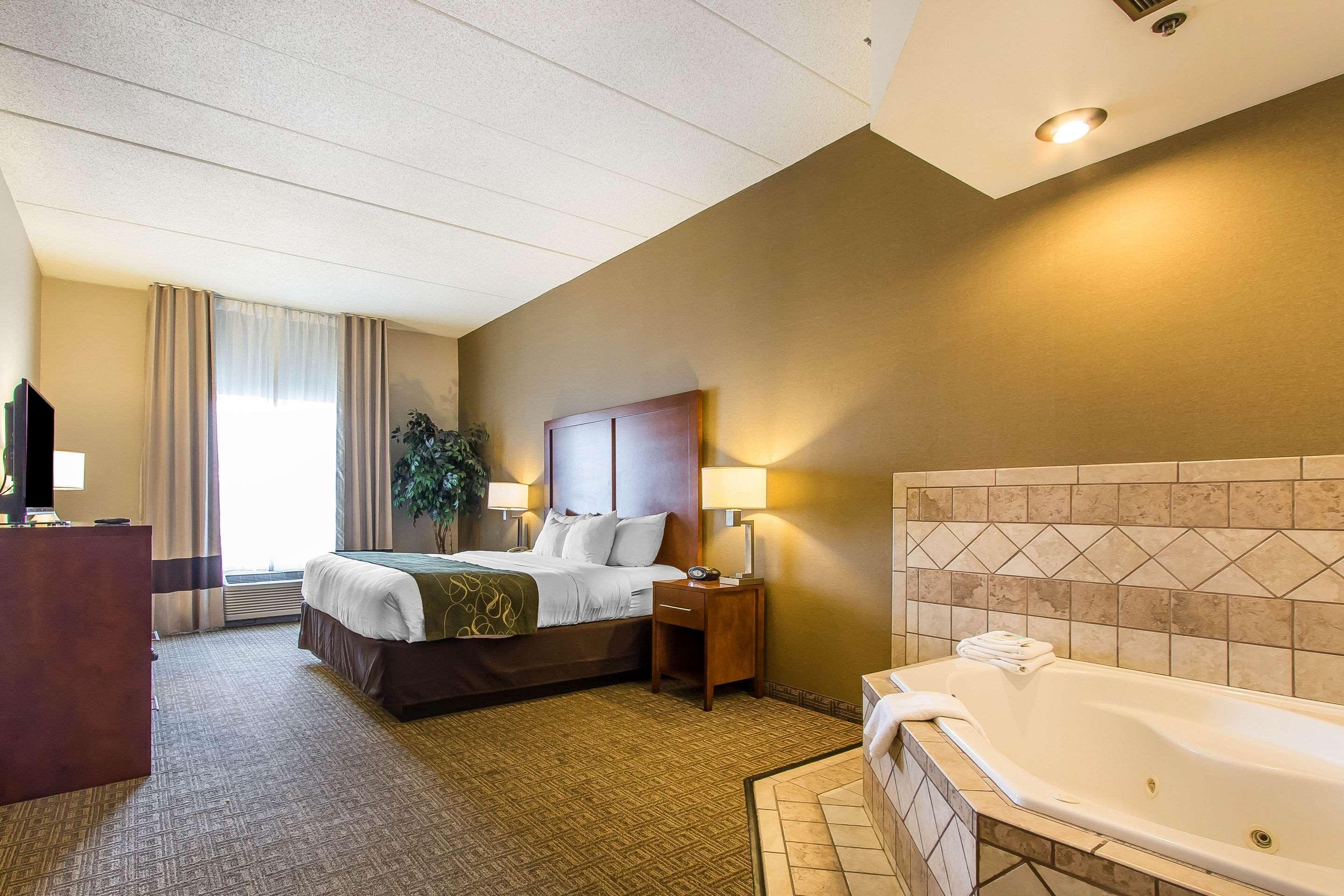 Comfort Suites Richmond Bagian luar foto