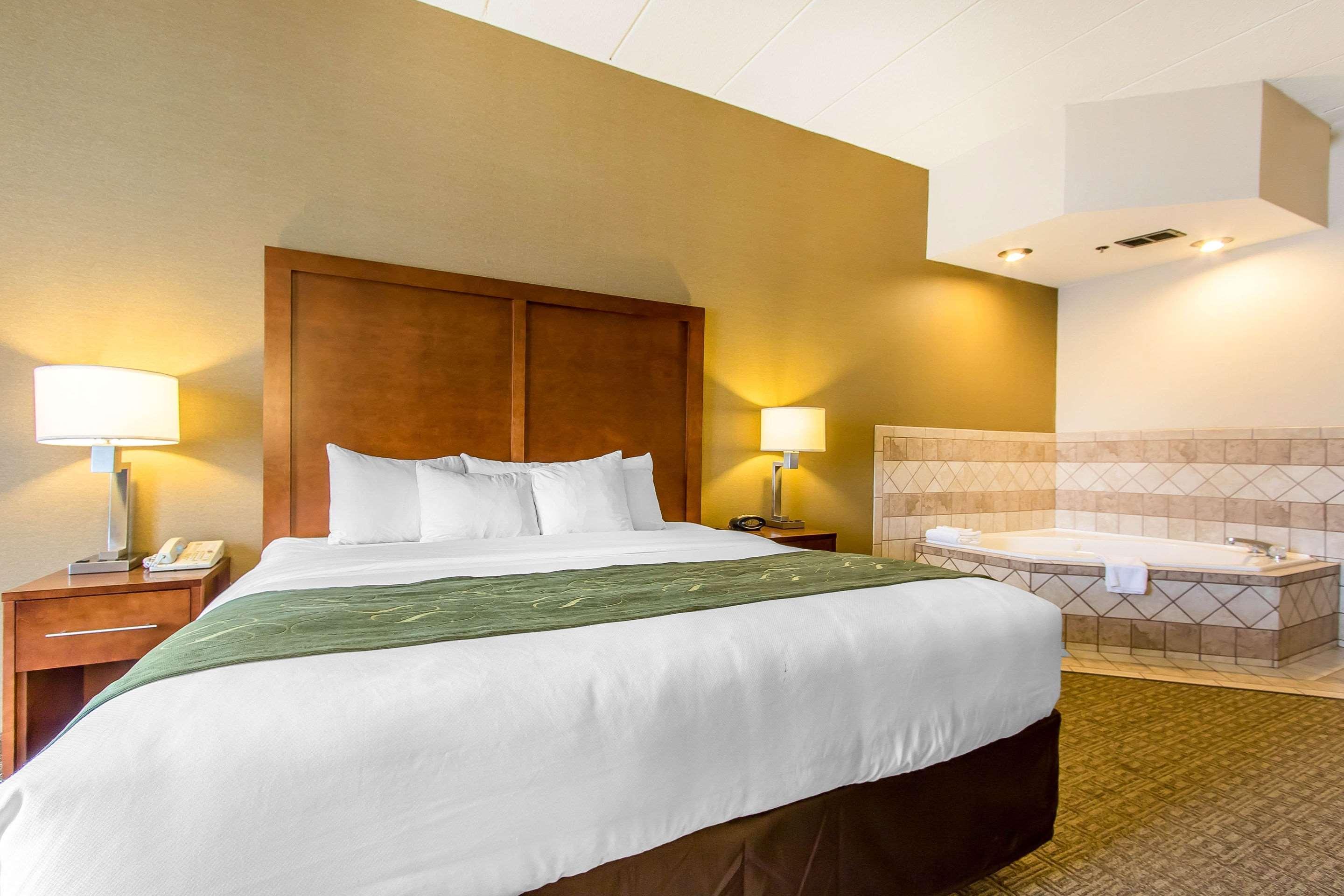 Comfort Suites Richmond Bagian luar foto