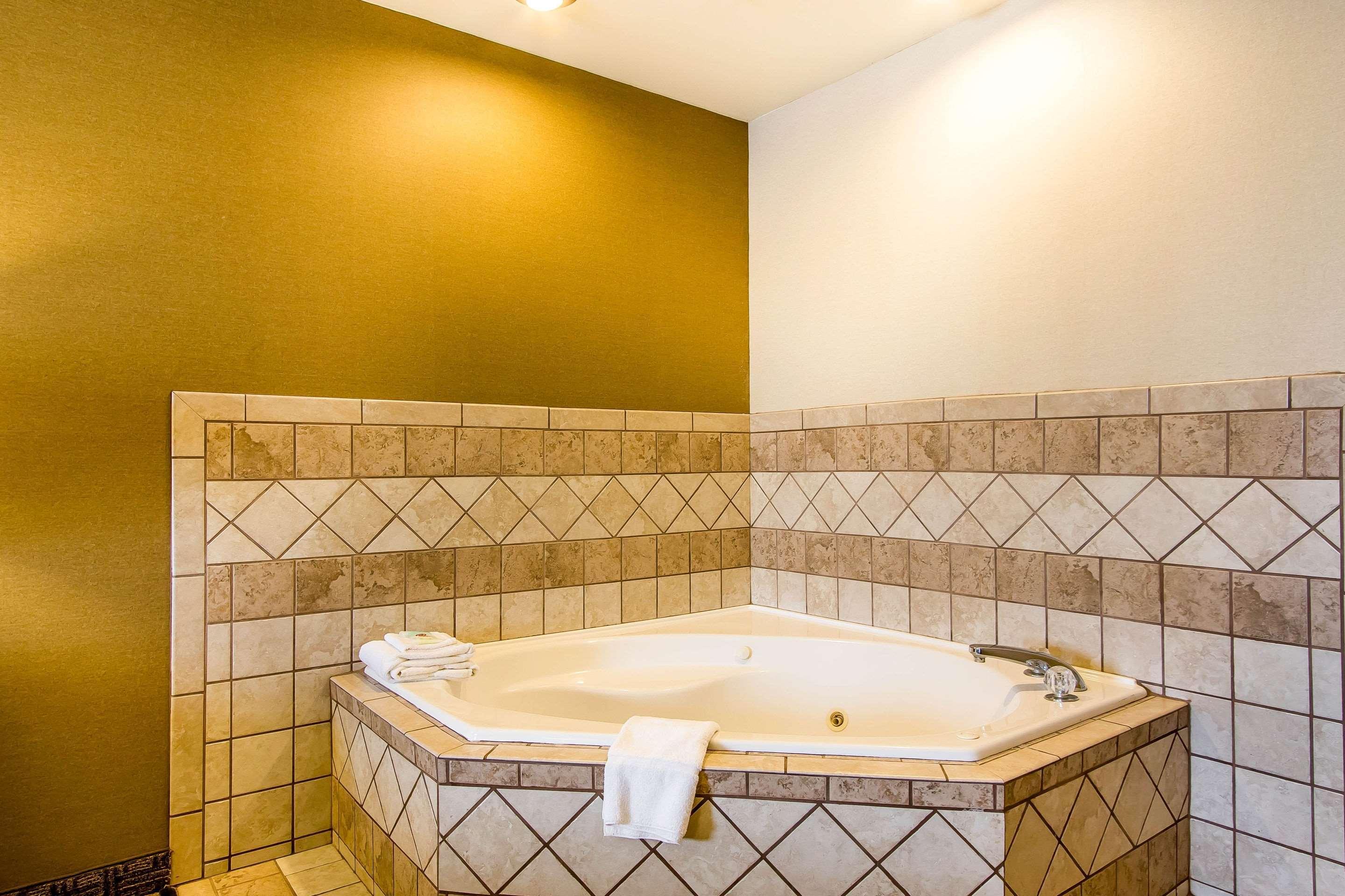 Comfort Suites Richmond Bagian luar foto