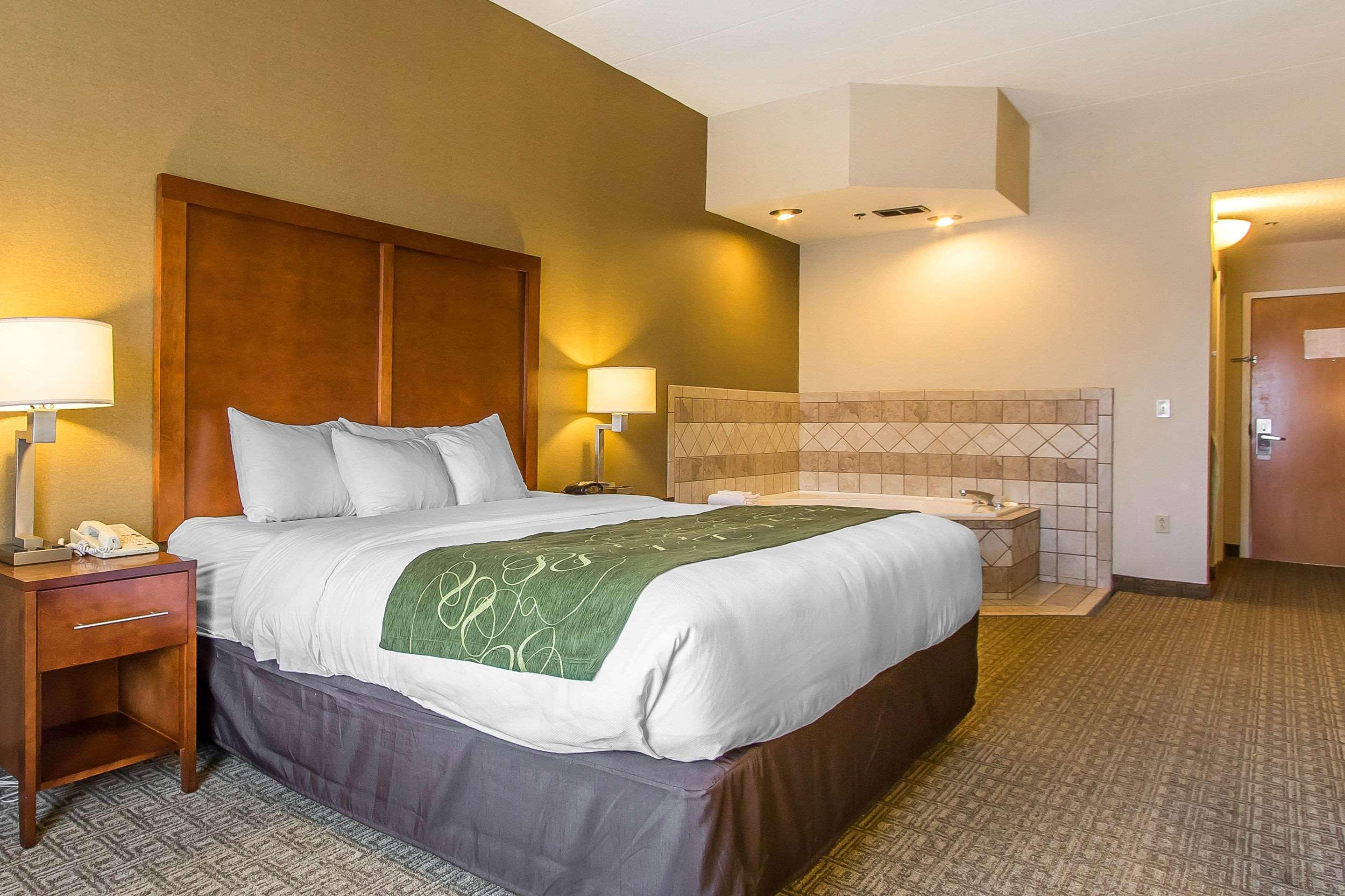 Comfort Suites Richmond Bagian luar foto