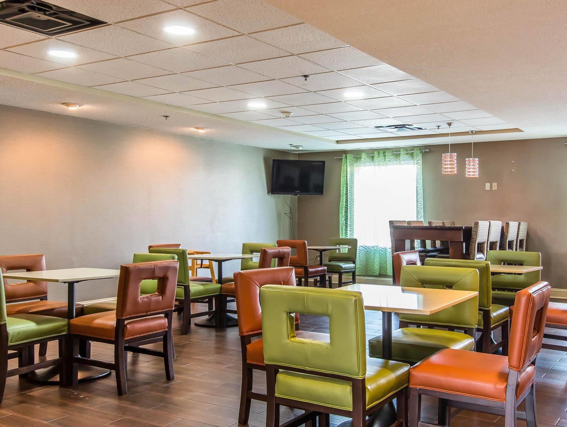 Comfort Suites Richmond Bagian luar foto