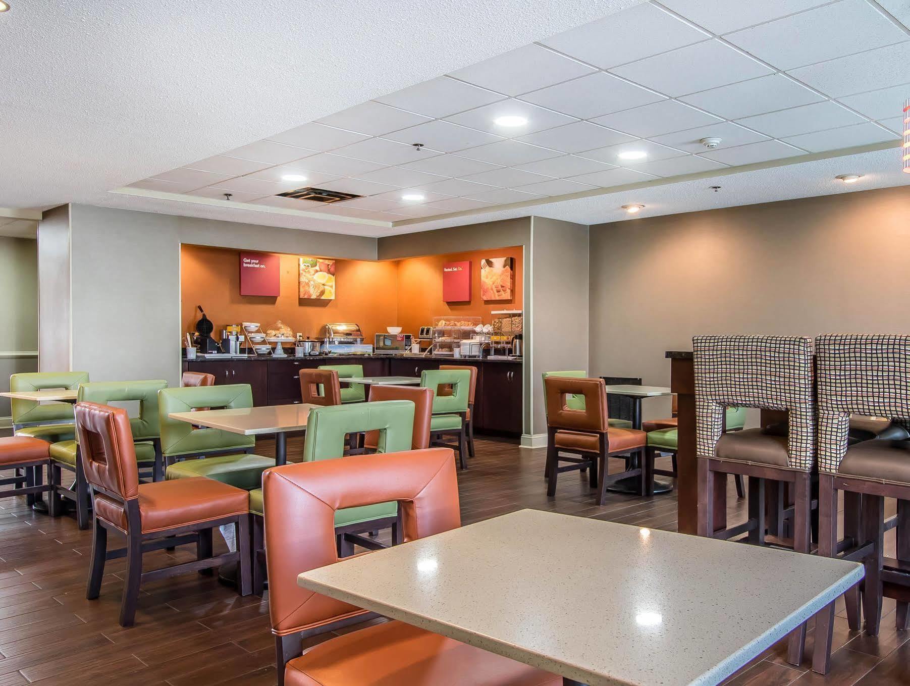 Comfort Suites Richmond Bagian luar foto