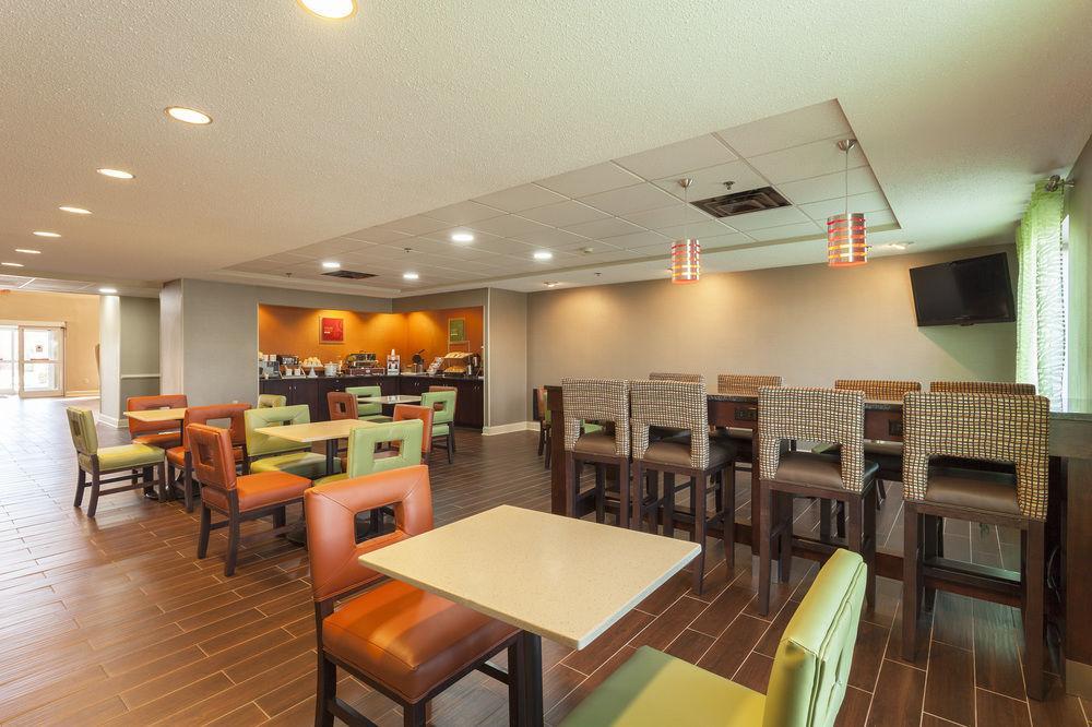 Comfort Suites Richmond Bagian luar foto